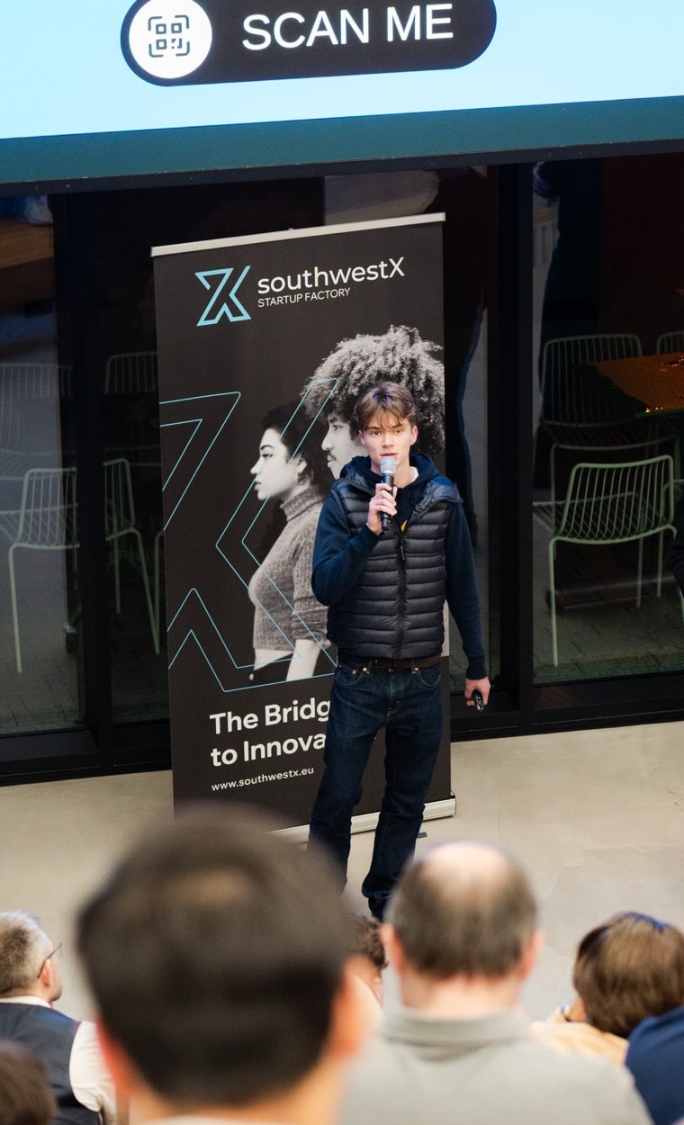 Philipp Fuchs spricht bei einem Startup-Event in ein Mikrofon